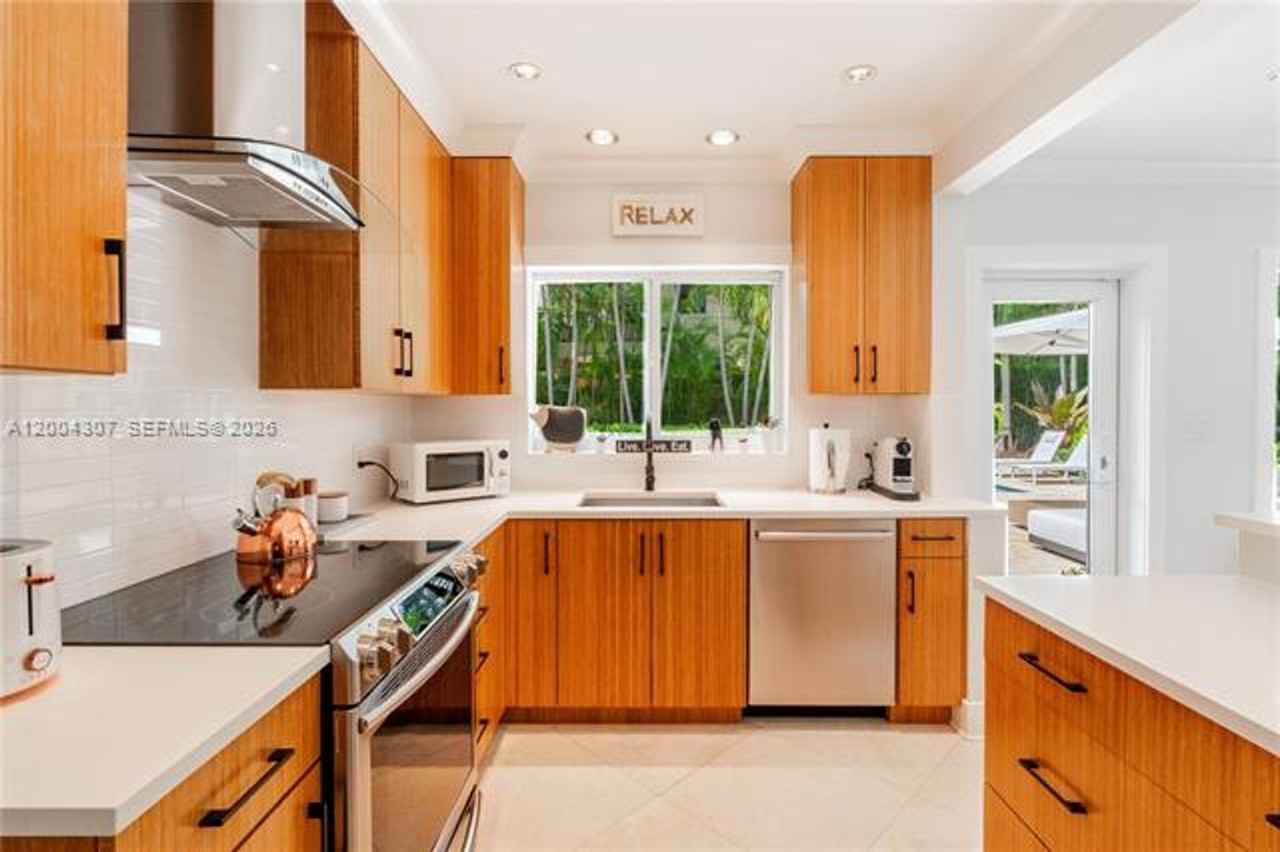 1029 Mariposa Ave - Photo 5 of 29