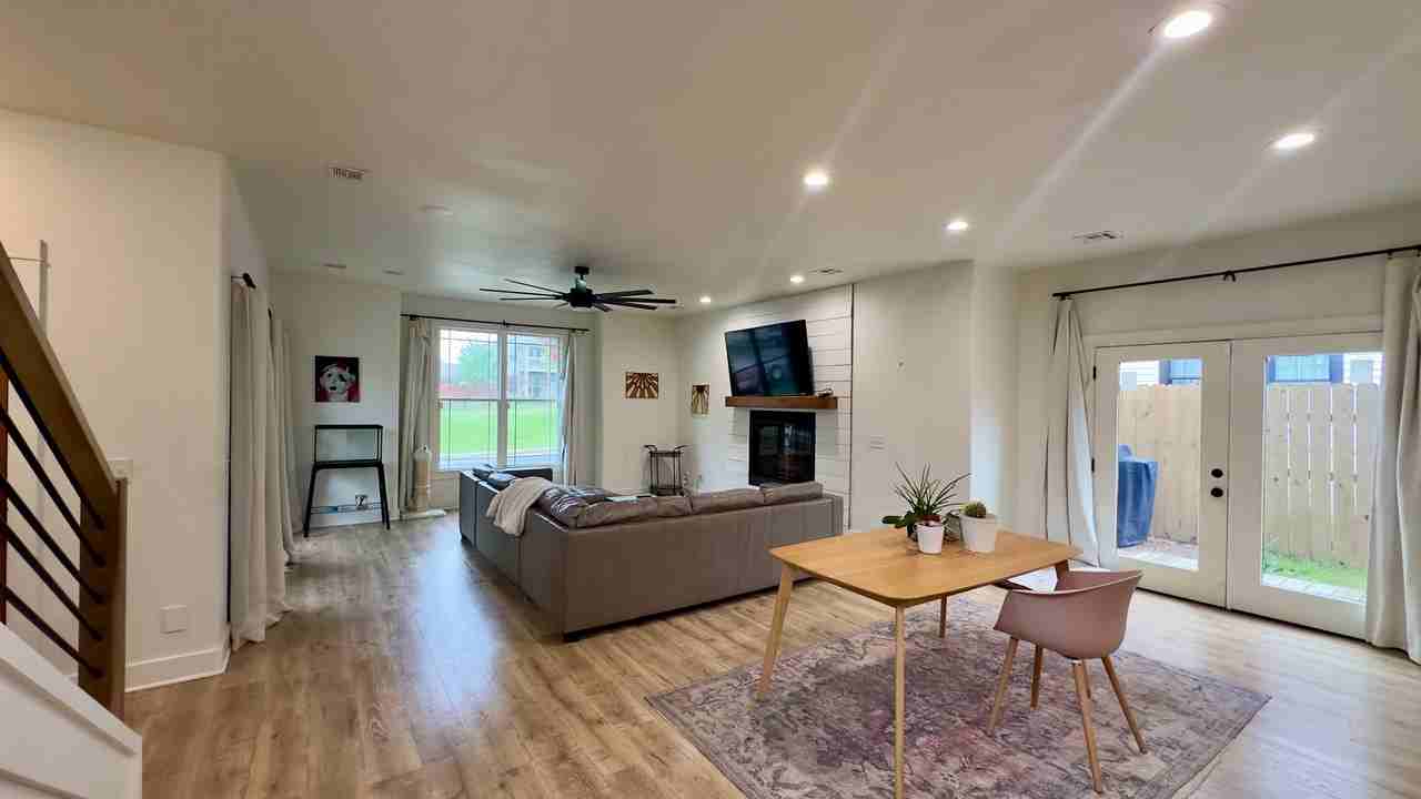 917 Ne Arleta Gdns #1 - Photo 3 of 20