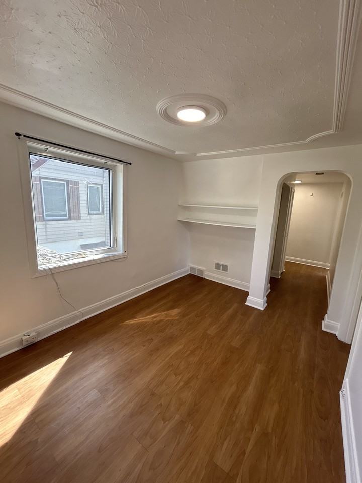 452 Notre Dame St - Photo 4 of 11