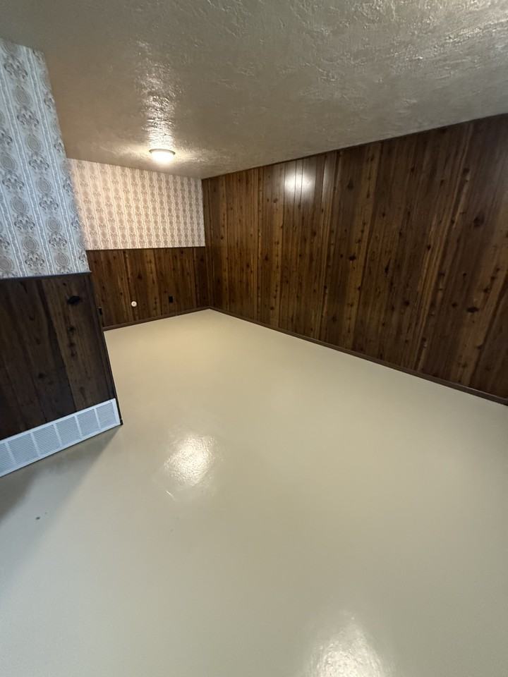 431 E 2050 N - Photo 6 of 12