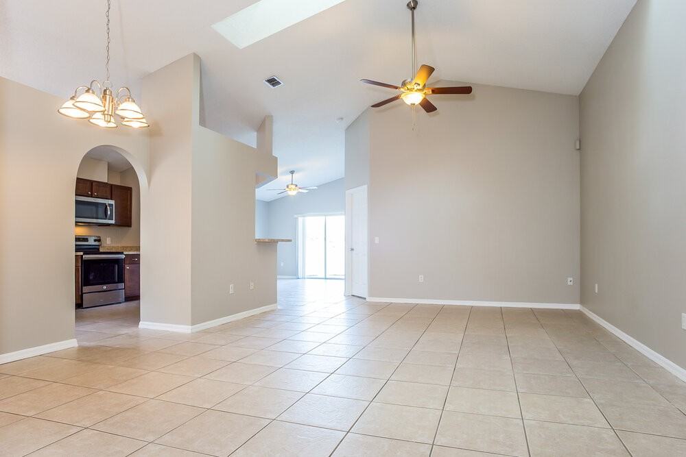 142 Woodbury Pines Cir - Photo 2 of 15