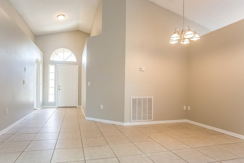 142 Woodbury Pines Cir - Photo 3 of 15