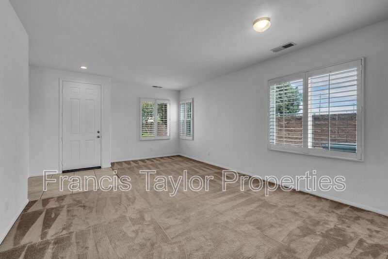 401 Whitby Gln - Photo 3 of 23