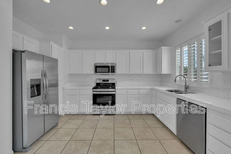 401 Whitby Gln - Photo 6 of 23