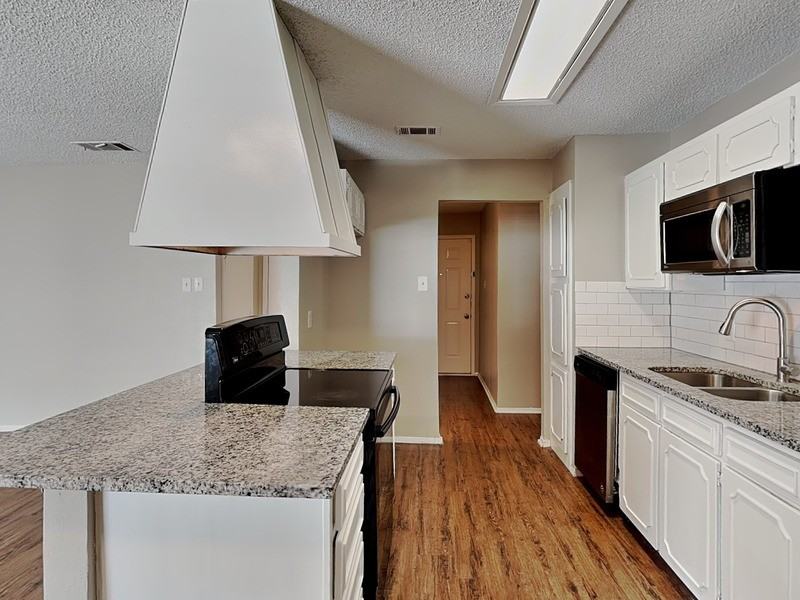 701 Admiralty Way - Photo 5 of 19