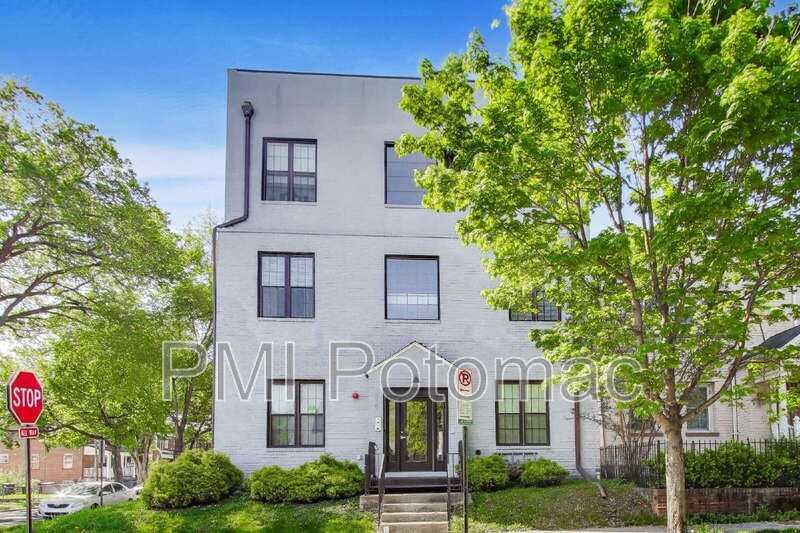 1839 D St Ne #1 - Photo 3 of 19