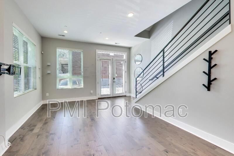 1839 D St Ne #1 - Photo 4 of 19