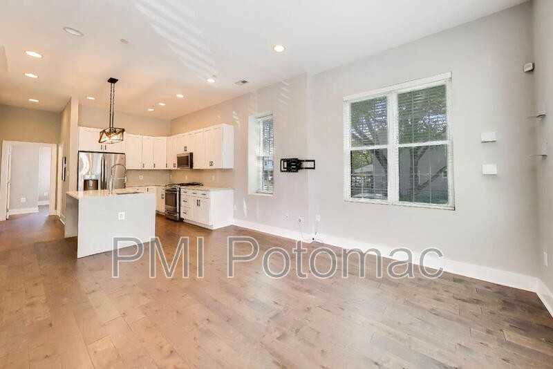 1839 D St Ne #1 - Photo 6 of 19