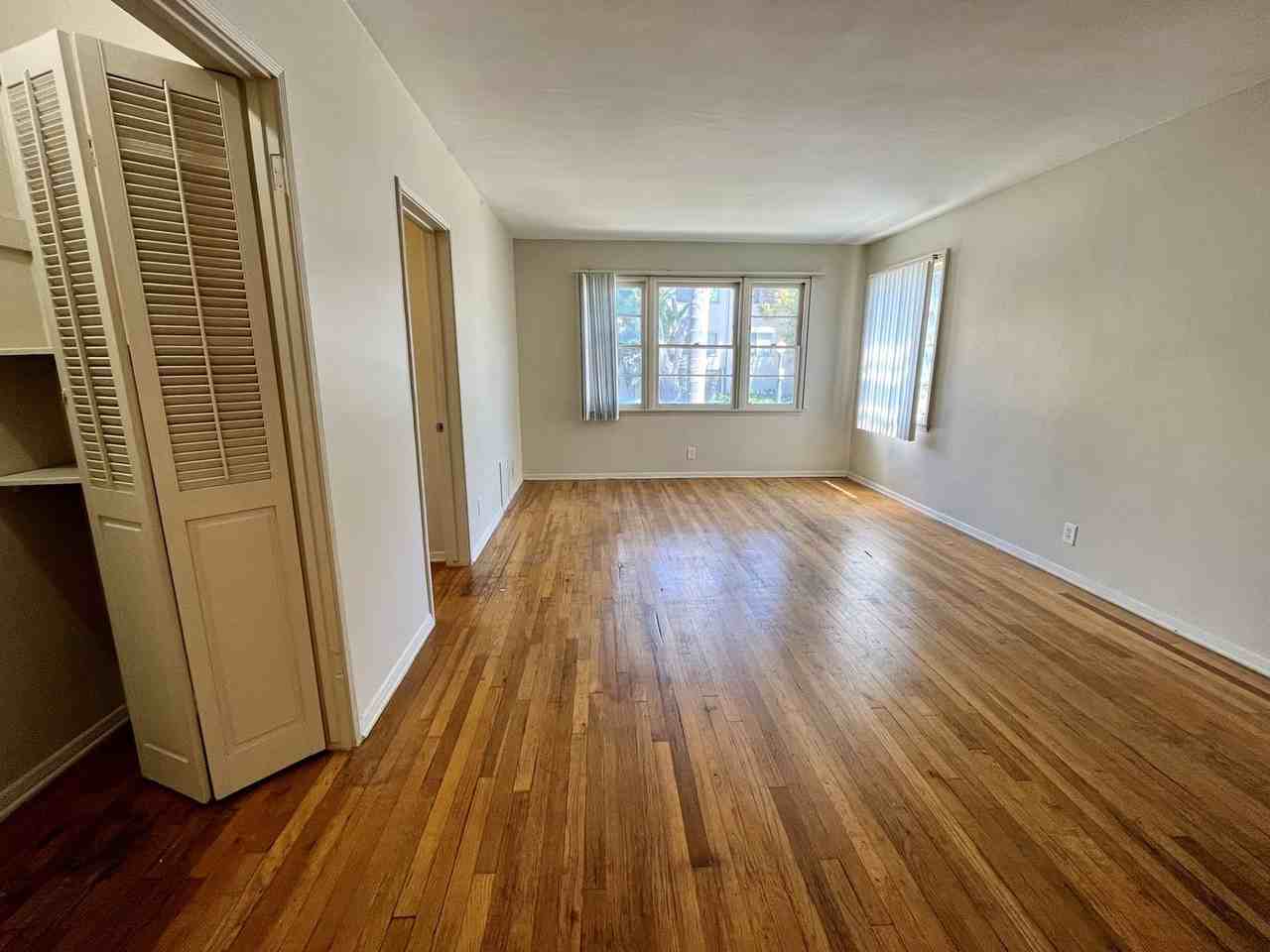 605 Kelton Ave - Photo 4 of 28