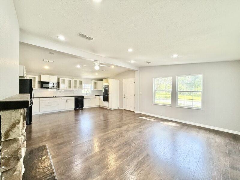 990 E Bay St - Photo 6 of 50