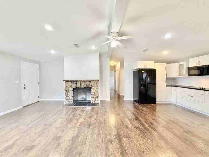 990 E Bay St - Photo 7 of 50