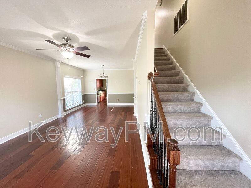 1447 Collins Dr - Photo 4 of 17