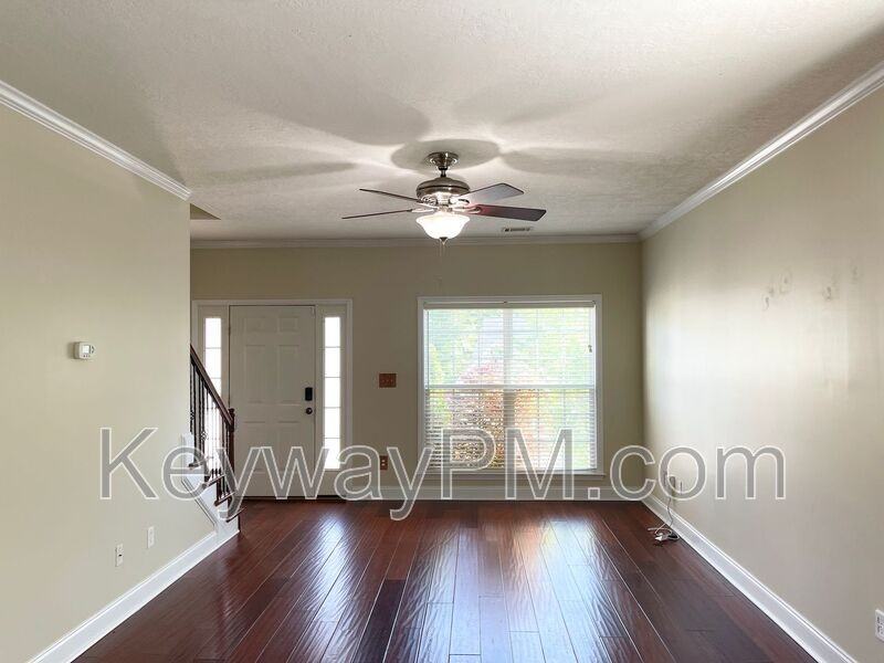 1447 Collins Dr - Photo 6 of 17