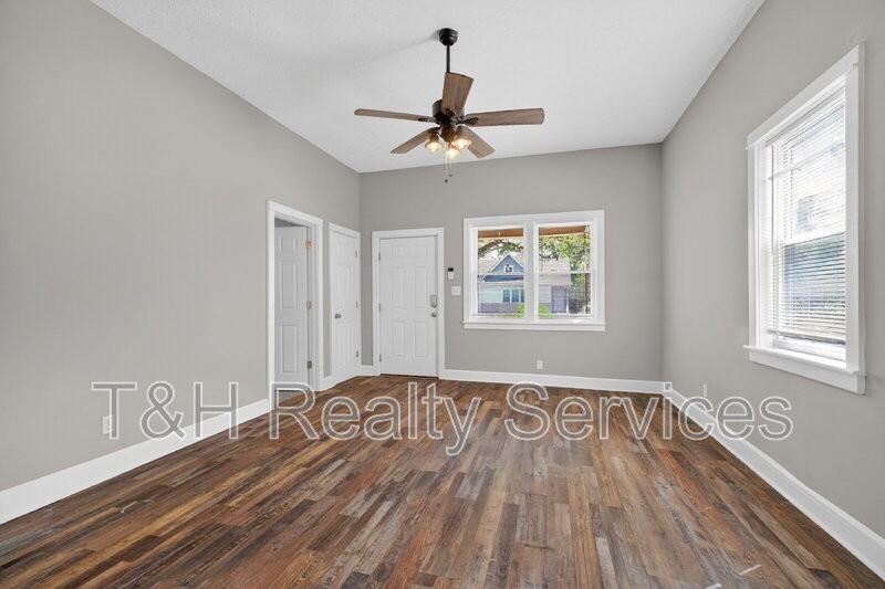 234 N Addison St - Photo 3 of 27