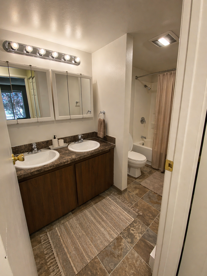 905 S 44th Ave Apt D04 #D04 - Photo 7 of 25