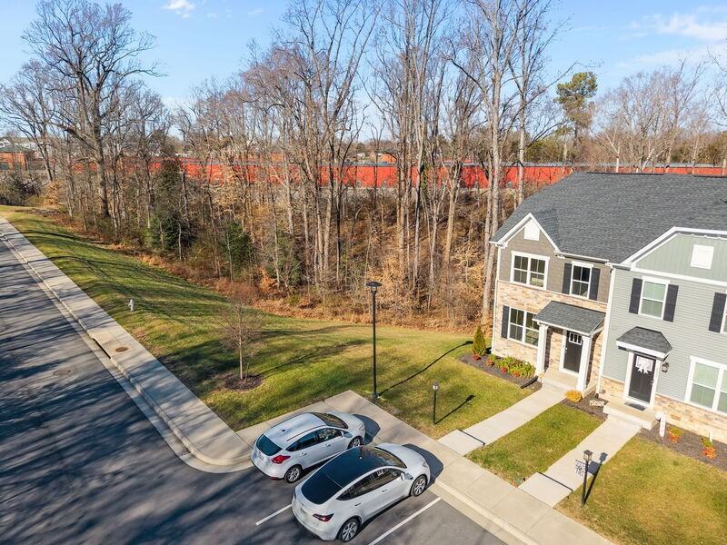 4000 Grove Point Dr - Photo 3 of 33