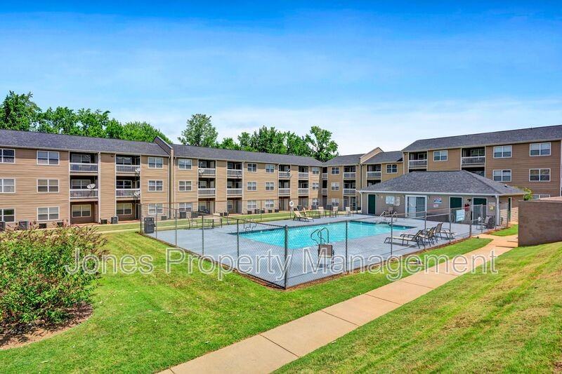 305 Country Club Dr Ne Apt U - Photo 2 of 12