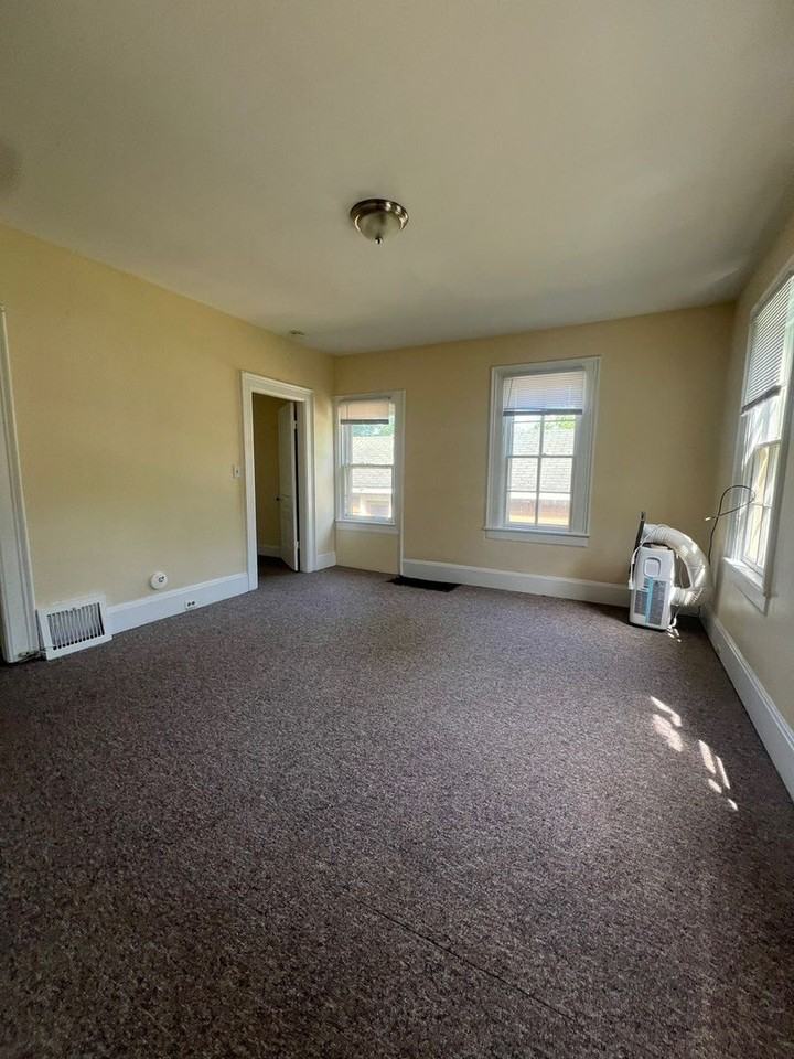 714 W Madison St - Photo 3 of 8