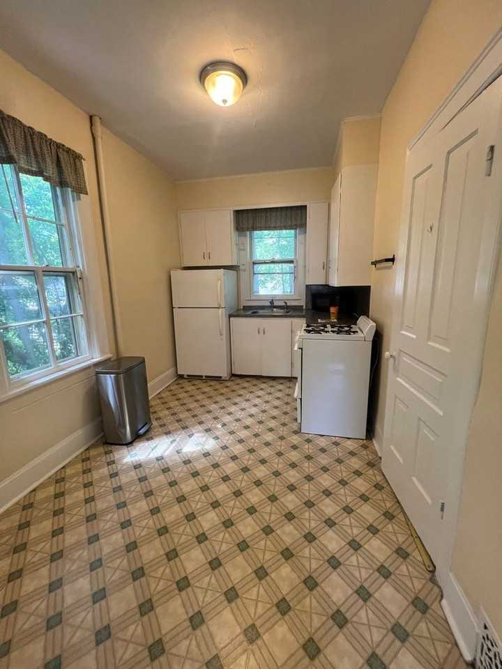 714 W Madison St - Photo 4 of 8