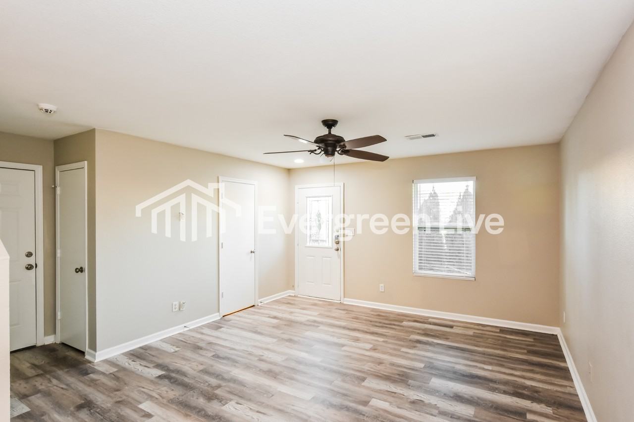 122 Cloverbrook Dr - Photo 3 of 15