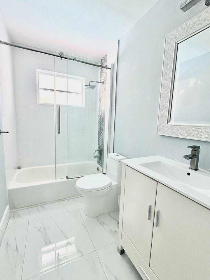 5770 Northeast 18th Avenue - Photo 3 of 7