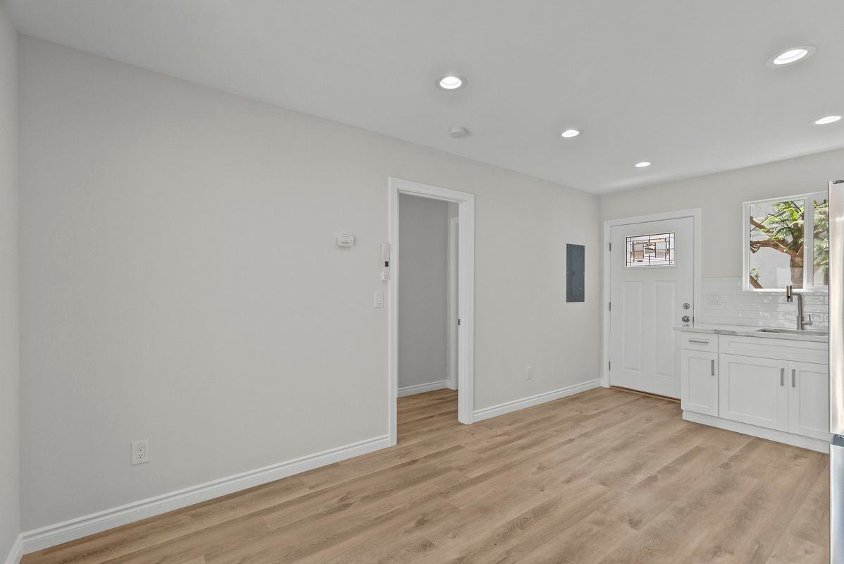 1745 1/2 W 39th St - Photo 3 of 8