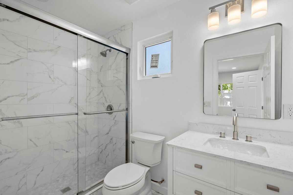 1745 1/2 W 39th St - Photo 4 of 8