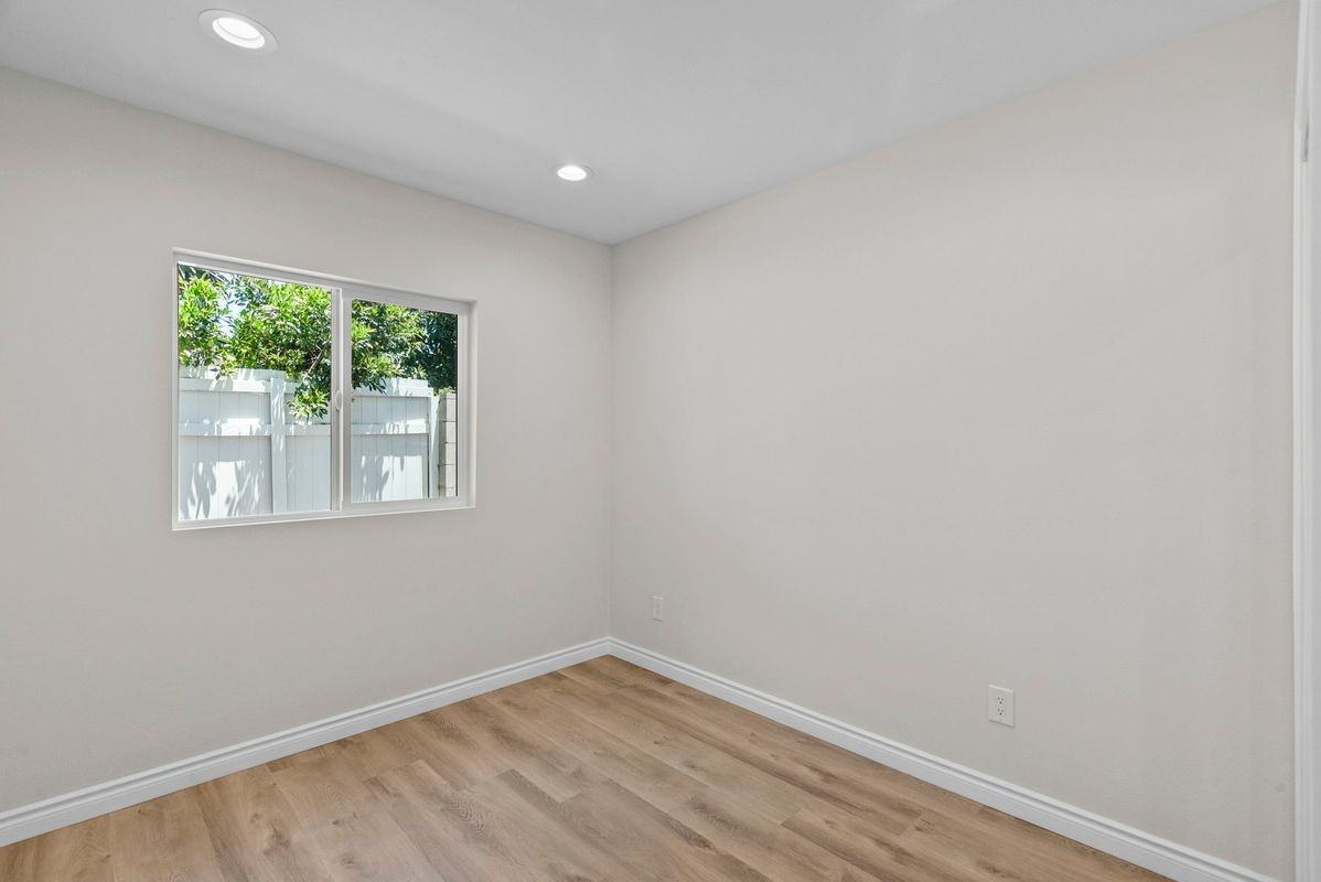 1745 1/2 W 39th St - Photo 6 of 8