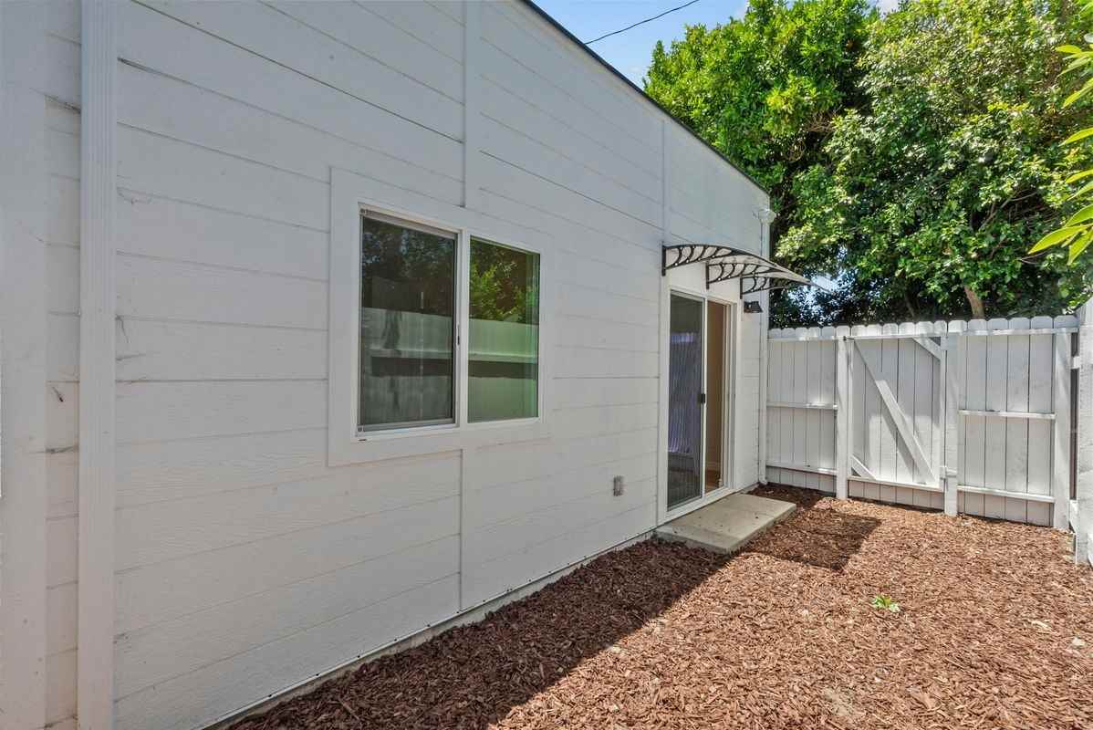 1745 1/2 W 39th St - Photo 7 of 8