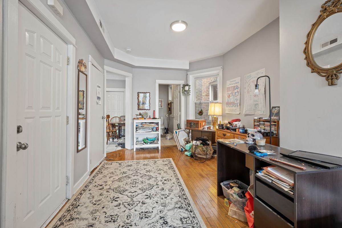 2630 W Division St - Photo 3 of 11