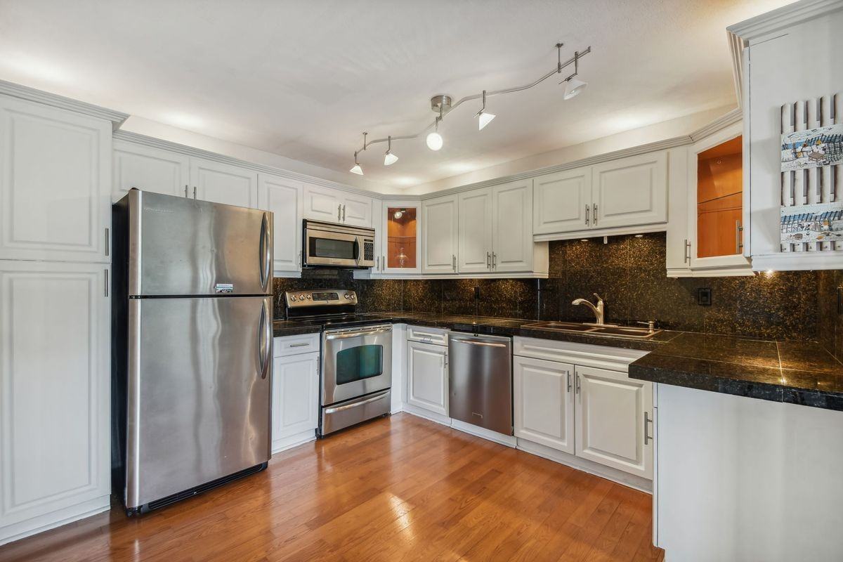 5558 Baywater Dr - Photo 3 of 35