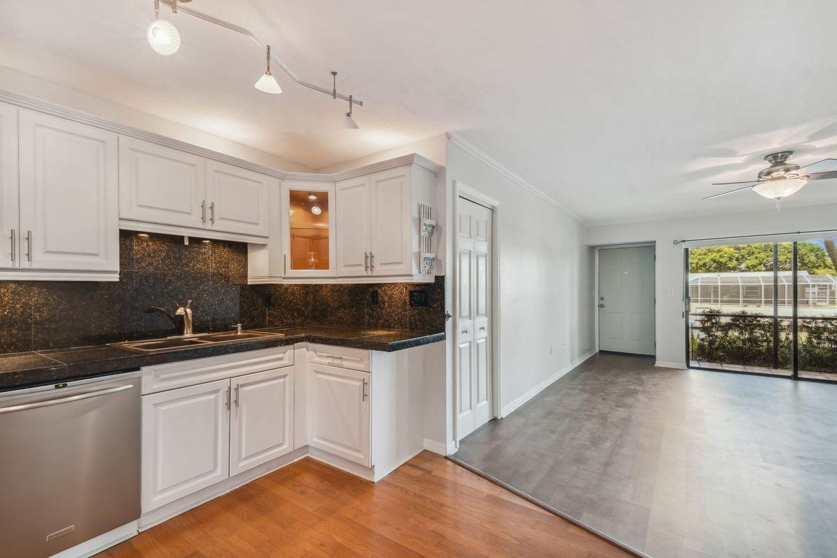 5558 Baywater Dr - Photo 4 of 35