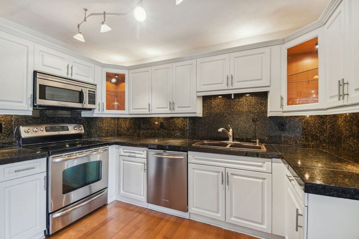 5558 Baywater Dr - Photo 5 of 35