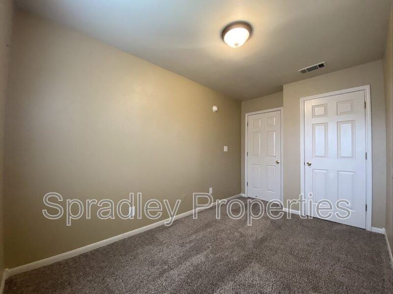 1031 N Wall St - Photo 4 of 7