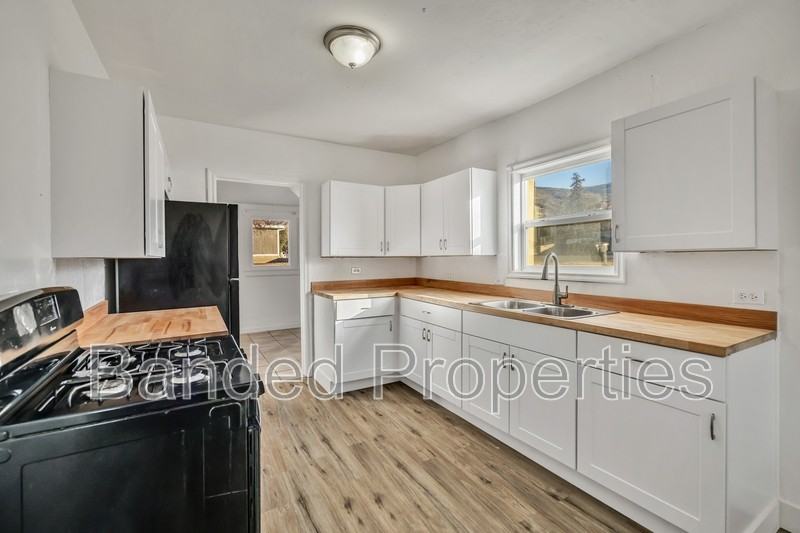 741 E Center St - Photo 4 of 17