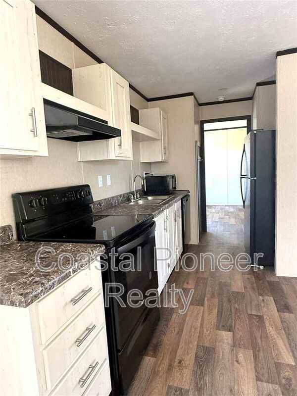 806 N Swindell Ave - Photo 4 of 11