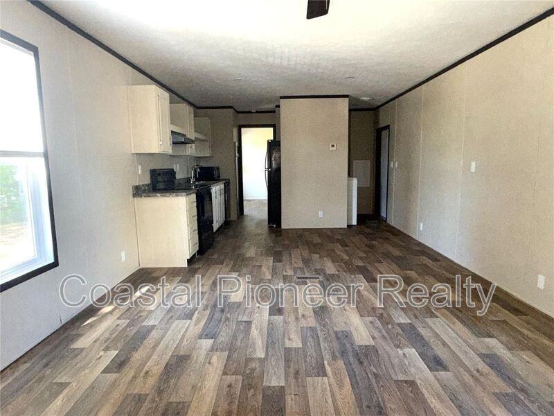 806 N Swindell Ave - Photo 5 of 11