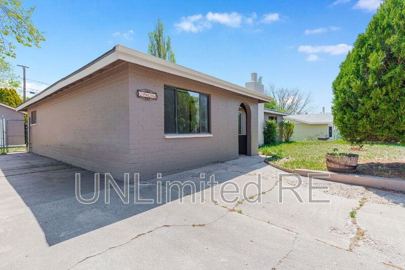 2926 N Steves Blvd - Photo 4 of 30