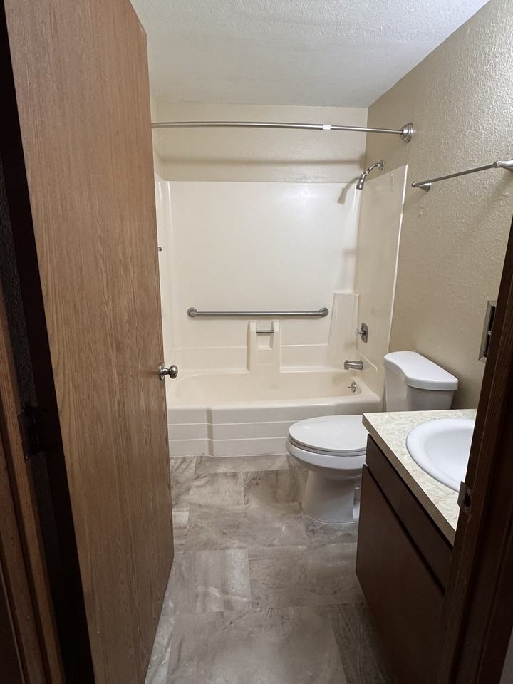 Bettis Wagoner Apts - Bldg 02 - Photo 6 of 9