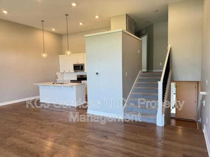 2026 Sw Holdbrooks Dr - Photo 6 of 18