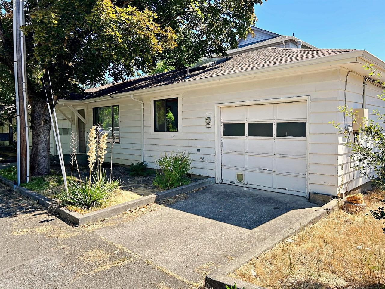 13922 Southeast Division Street - Photo 2 of 27