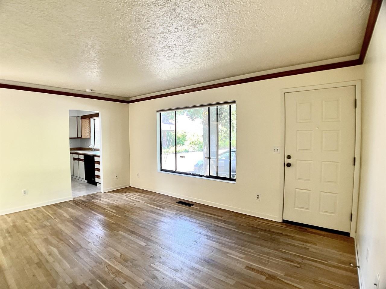 13922 Southeast Division Street - Photo 5 of 27