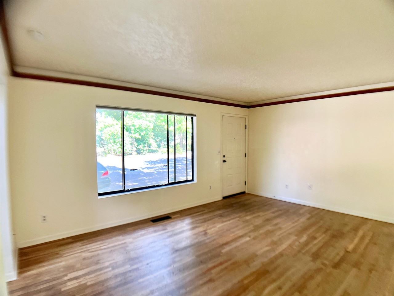 13922 Southeast Division Street - Photo 6 of 27