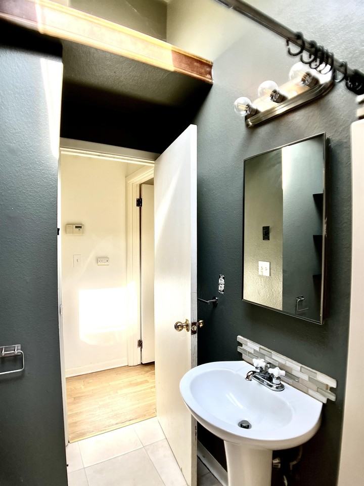13922 Southeast Division Street - Photo 2 of 29