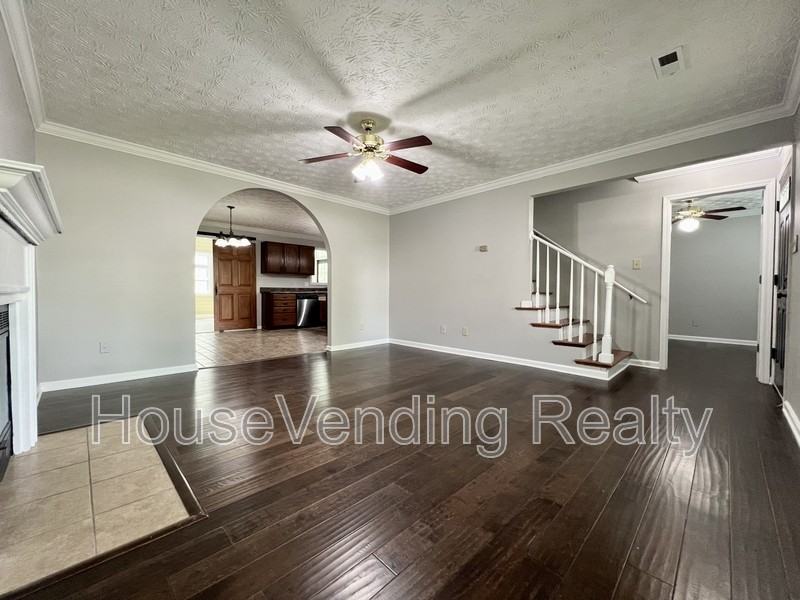 9735 Hawkdale Ln - Photo 3 of 24