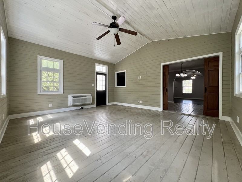 9735 Hawkdale Ln - Photo 7 of 24