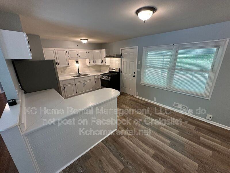 10809 Ewing Ave - Photo 5 of 33