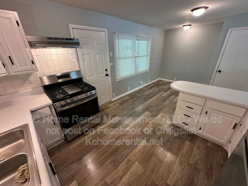 10809 Ewing Ave - Photo 7 of 33