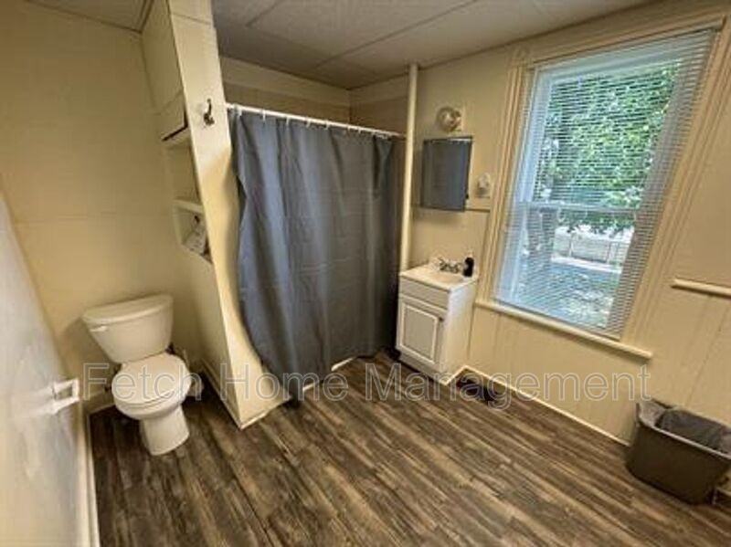722 E King St #7 - Photo 4 of 9