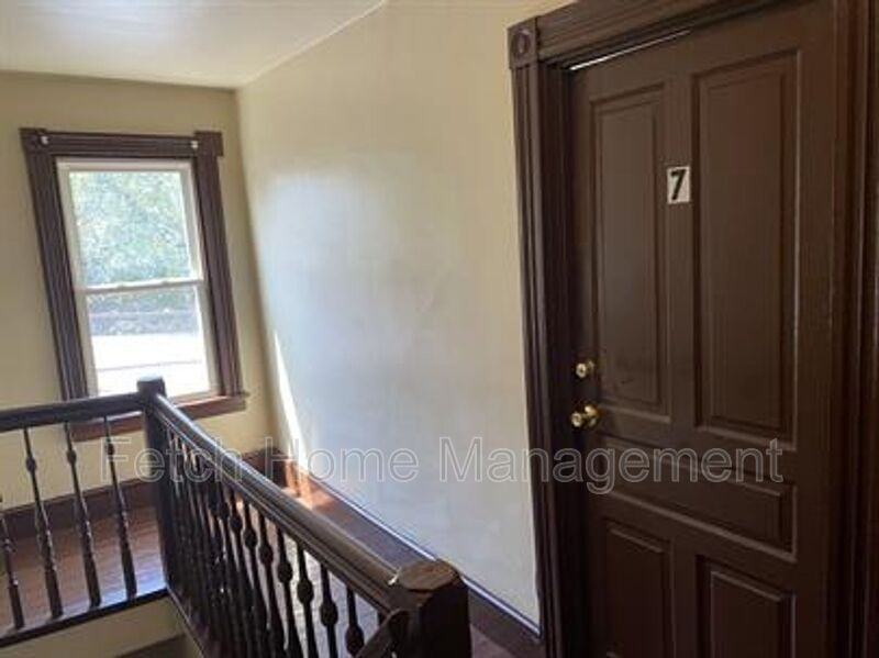 722 E King St #7 - Photo 5 of 9